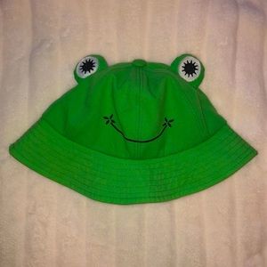 Froggy bucket hat